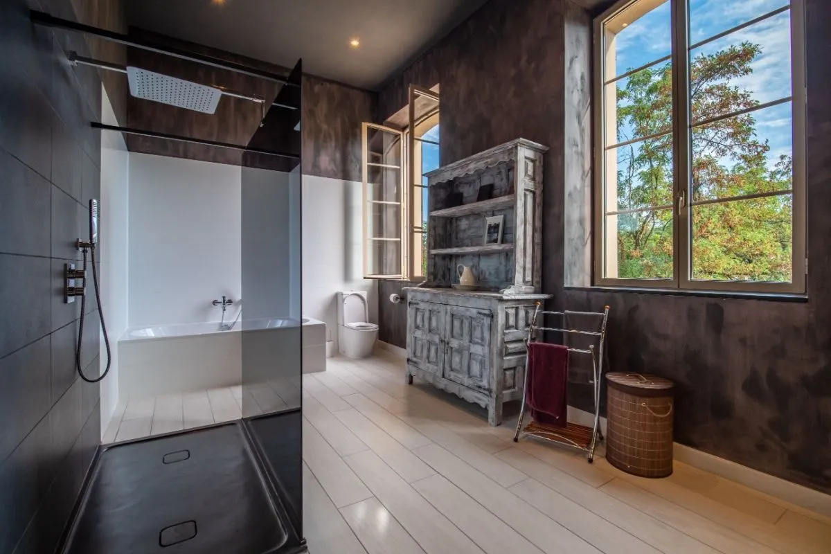 The rise of frameless door showers: a new era in bathroom design